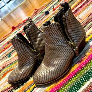 Fashion boots with heel and zippers on both sides. Size 6